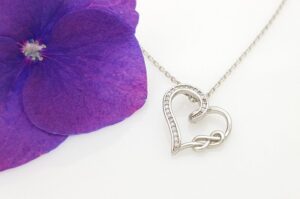 Srebrn ženski obesek | srce s cirkoni | neskončnost