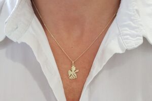 Otroški ali ženski obesek iz rumenega zlata | angel s srčki