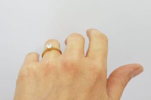 Zaročni prstan iz rumenega zlata s cirkoni | solitaire
